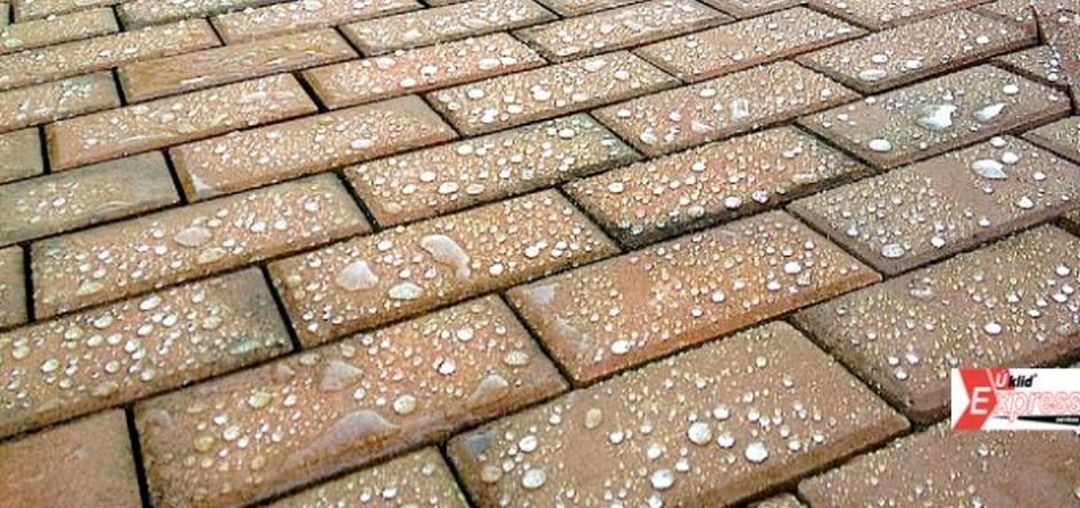 Čištění venkovní dlažby